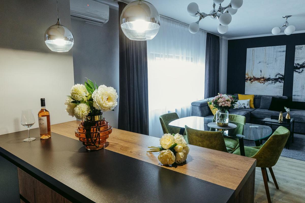 Charlotte Apartment - 2Bedrooms W Parking Near Nymphaea Gran Varadino Esterno foto
